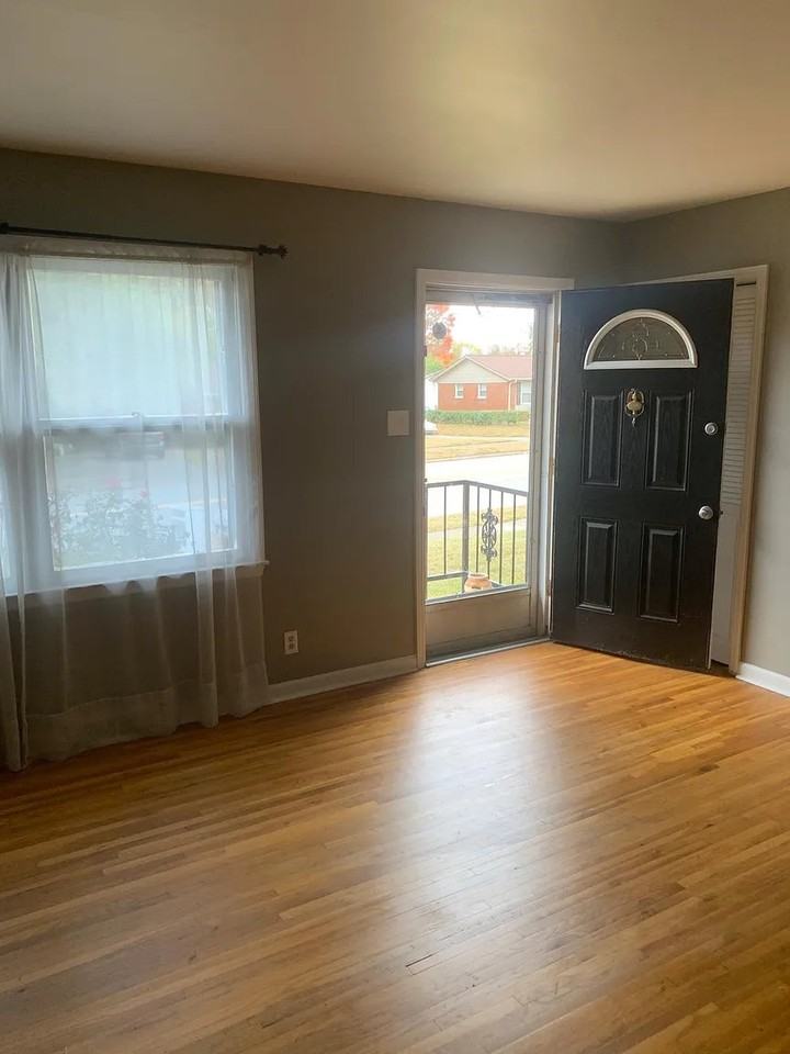 1094 Briarwood Dr - Photo 3 of 14