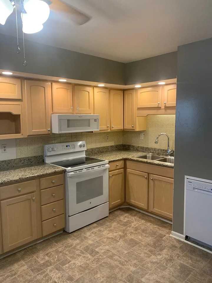 1094 Briarwood Dr - Photo 5 of 14