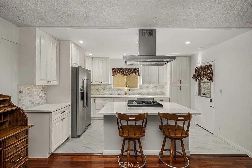 5743 Coke Ave - Photo 4 of 19