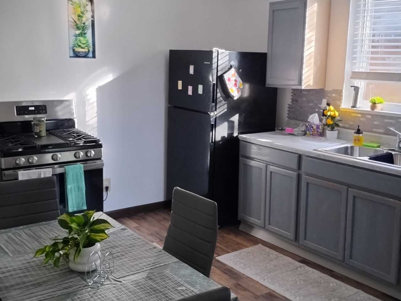 839 Locust St - Photo 4 of 7