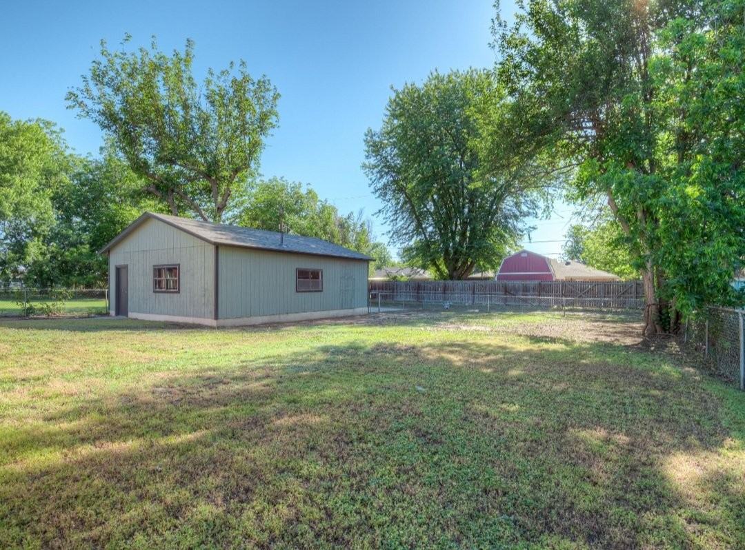 510 N Oak St - Photo 3 of 11