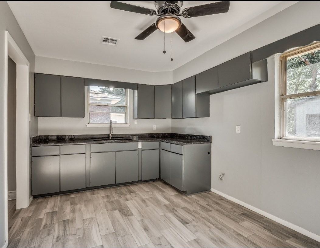 510 N Oak St - Photo 5 of 11