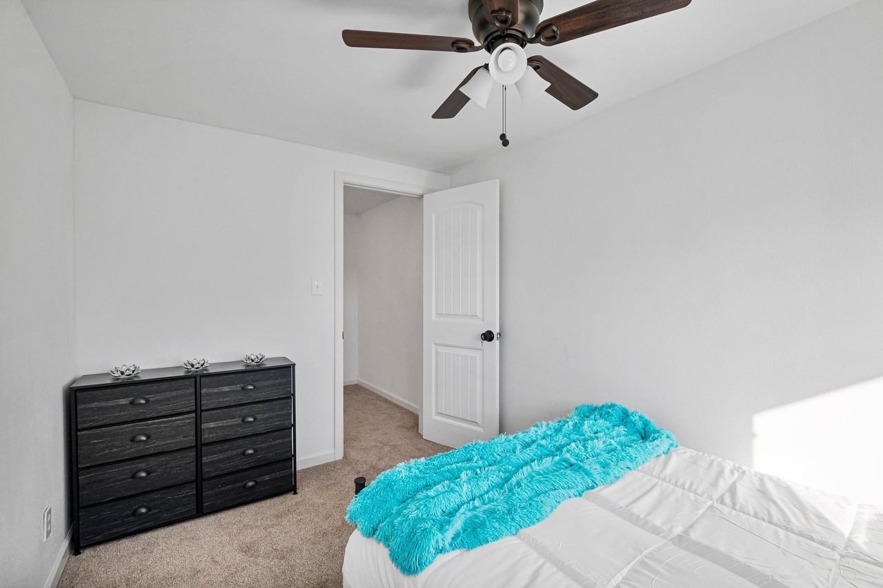 2301 E Janice Way - Photo 2 of 7