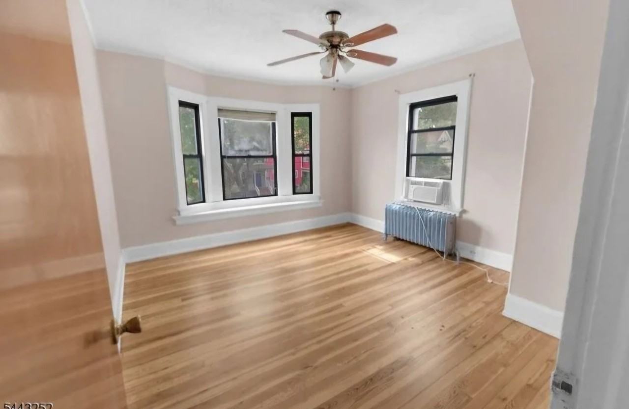 558 Argyle Ave - Photo 3 of 7