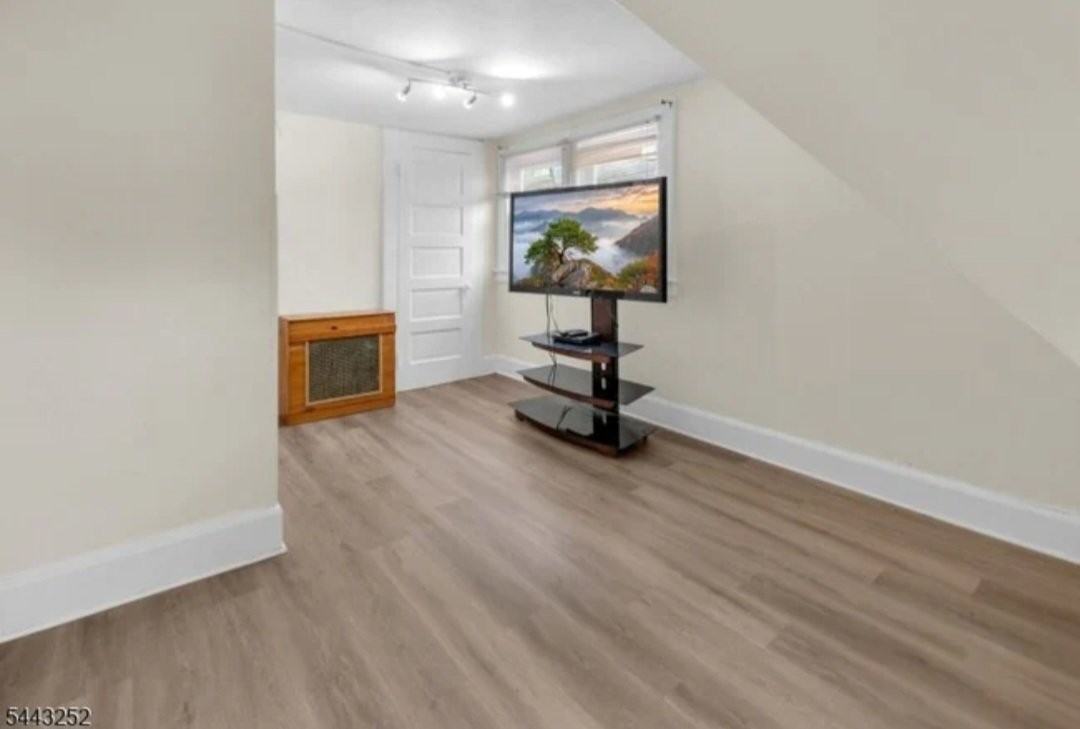 558 Argyle Ave - Photo 6 of 7