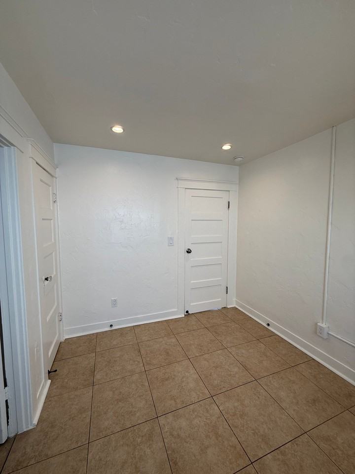 2764 Southern Ave #C - Photo 7 of 17