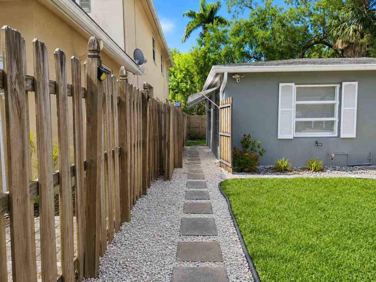 854 Sw 11th Ct #B - Photo 2 of 12