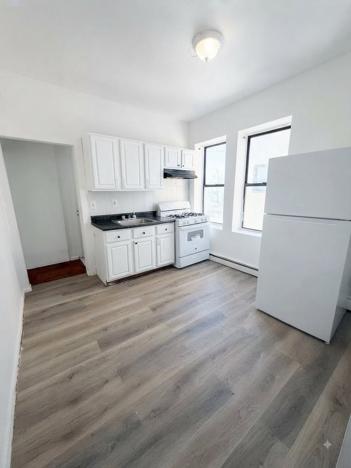 212 Central Ave #3E - Photo 3 of 8