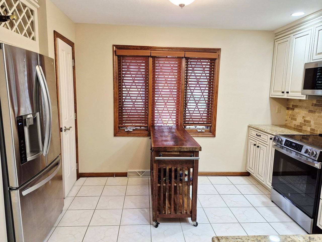 1589 Stone Mansion Dr - Photo 4 of 15