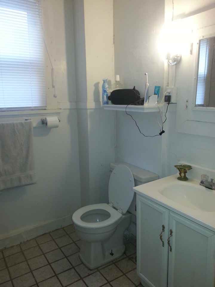 1709 Summit St - Photo 4 of 7