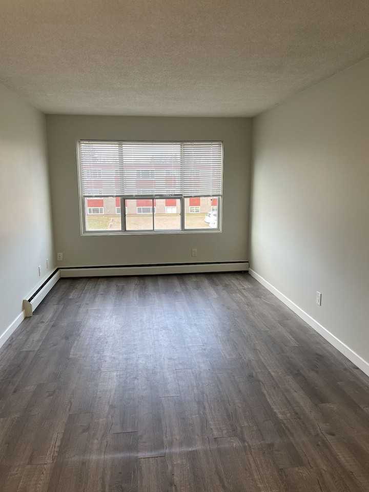 11503 109 Ave Nw - Photo 5 of 12