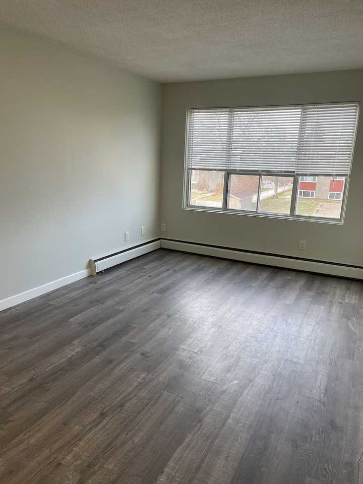 11503 109 Ave Nw - Photo 6 of 12