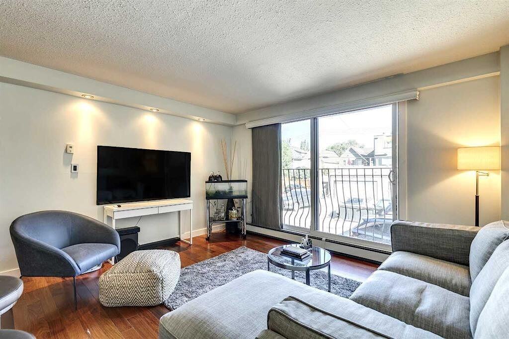 526 22 Ave Sw - Photo 2 of 20