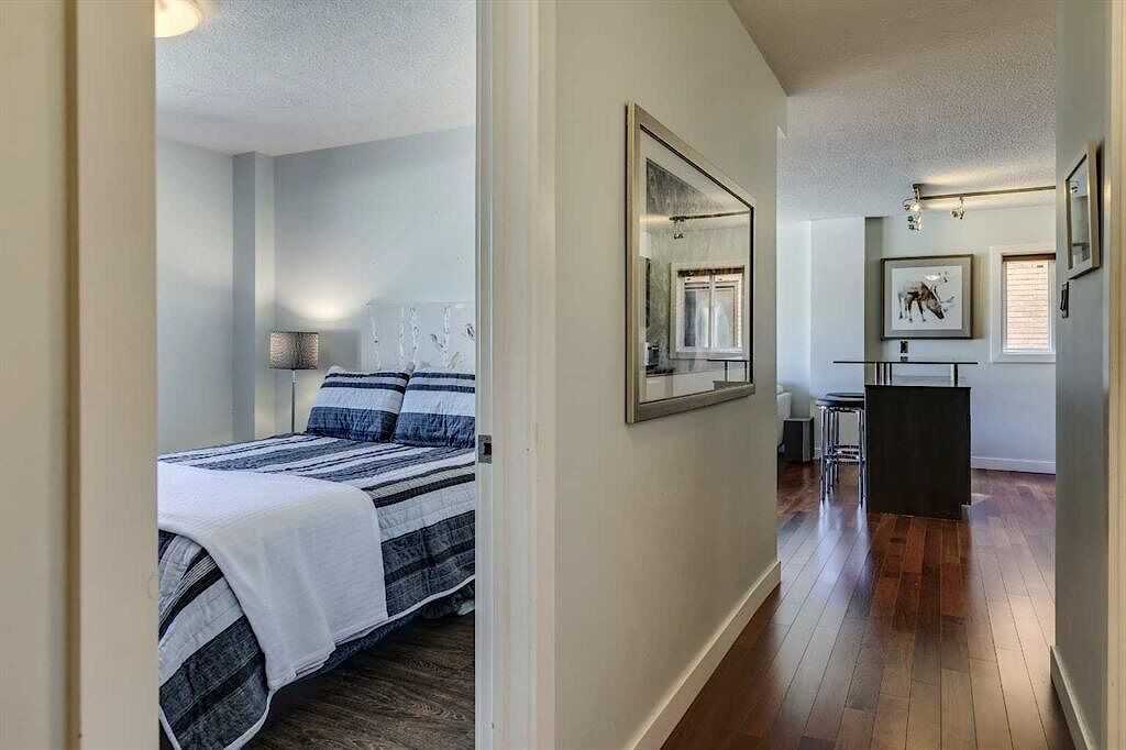 526 22 Ave Sw - Photo 3 of 20