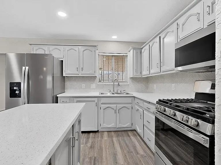 1920 Sanford Ave Sw #NA - Photo 3 of 31