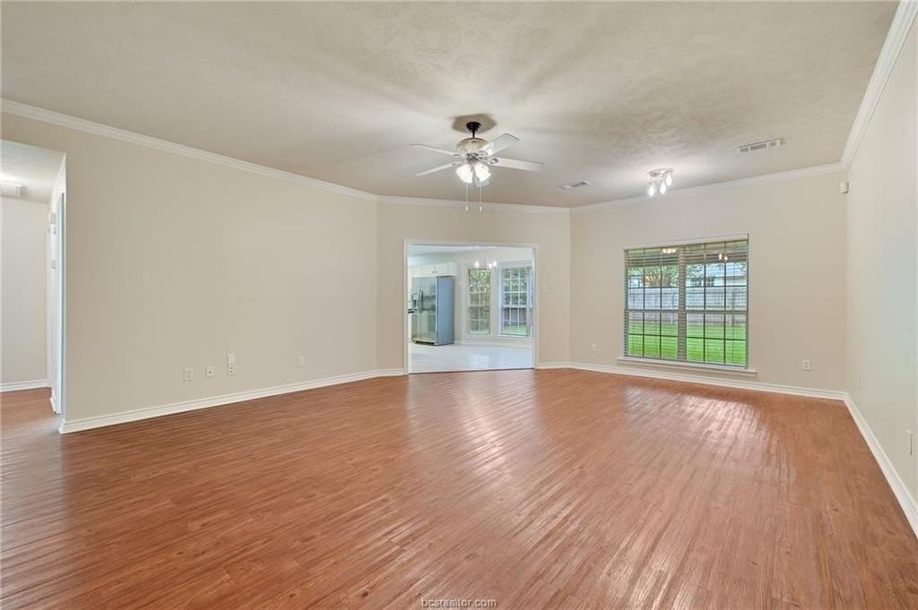 1208 Markham Ln - Photo 2 of 17