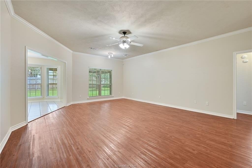 1208 Markham Ln - Photo 3 of 17