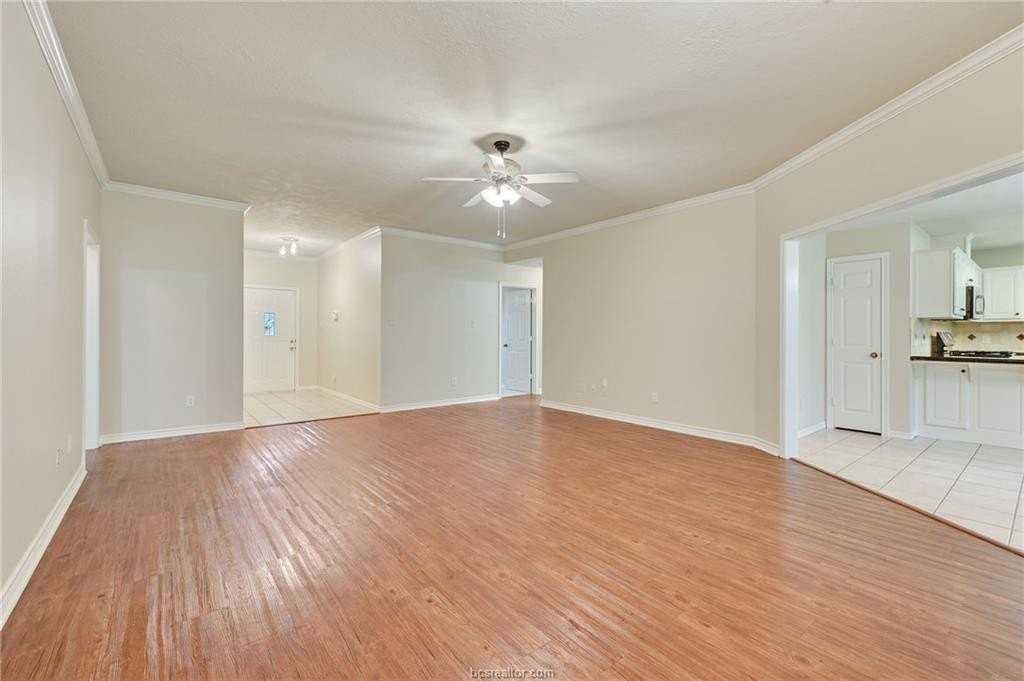 1208 Markham Ln - Photo 4 of 17