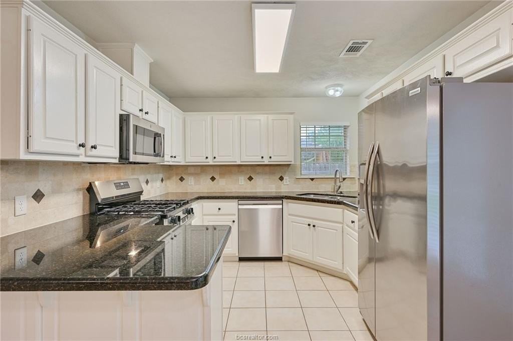 1208 Markham Ln - Photo 6 of 17