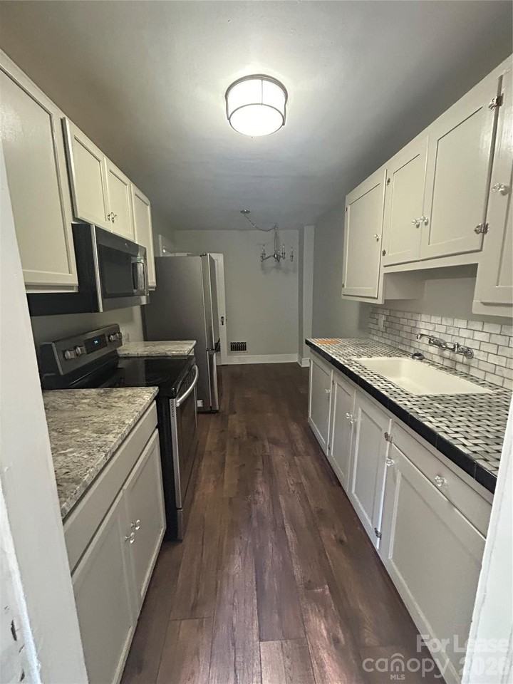 320 N 6th St - Photo 2 of 5