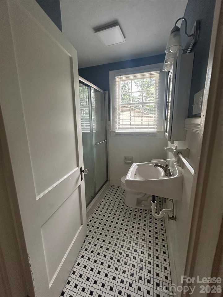 320 N 6th St - Photo 4 of 5