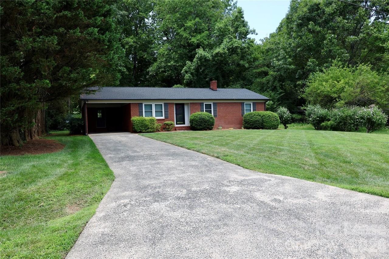 103 Abingdon Cir - Photo 2 of 40