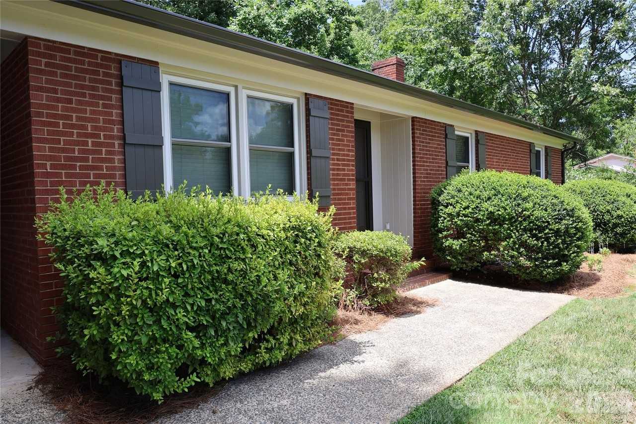 103 Abingdon Cir - Photo 3 of 40