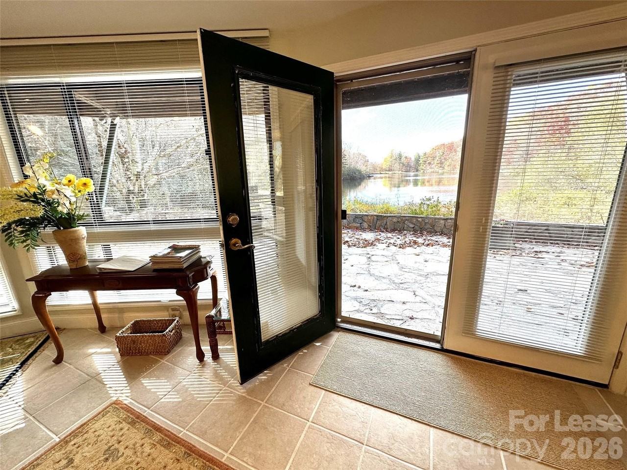 424 Lakeview Dr - Photo 2 of 15
