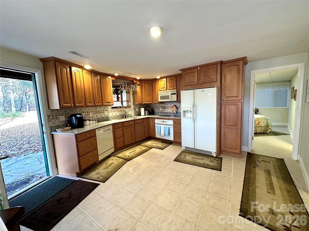 424 Lakeview Dr - Photo 4 of 15