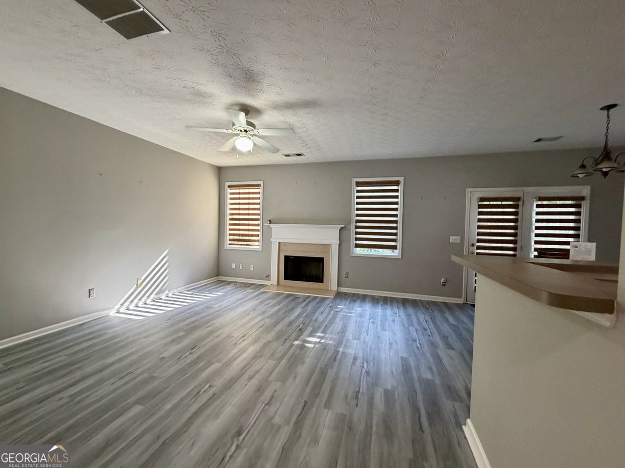1977 Longmont Dr - Photo 2 of 14