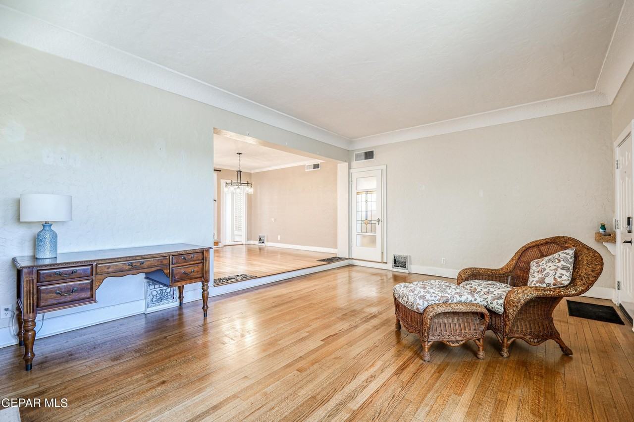 715 E Robinson Ave - Photo 7 of 50