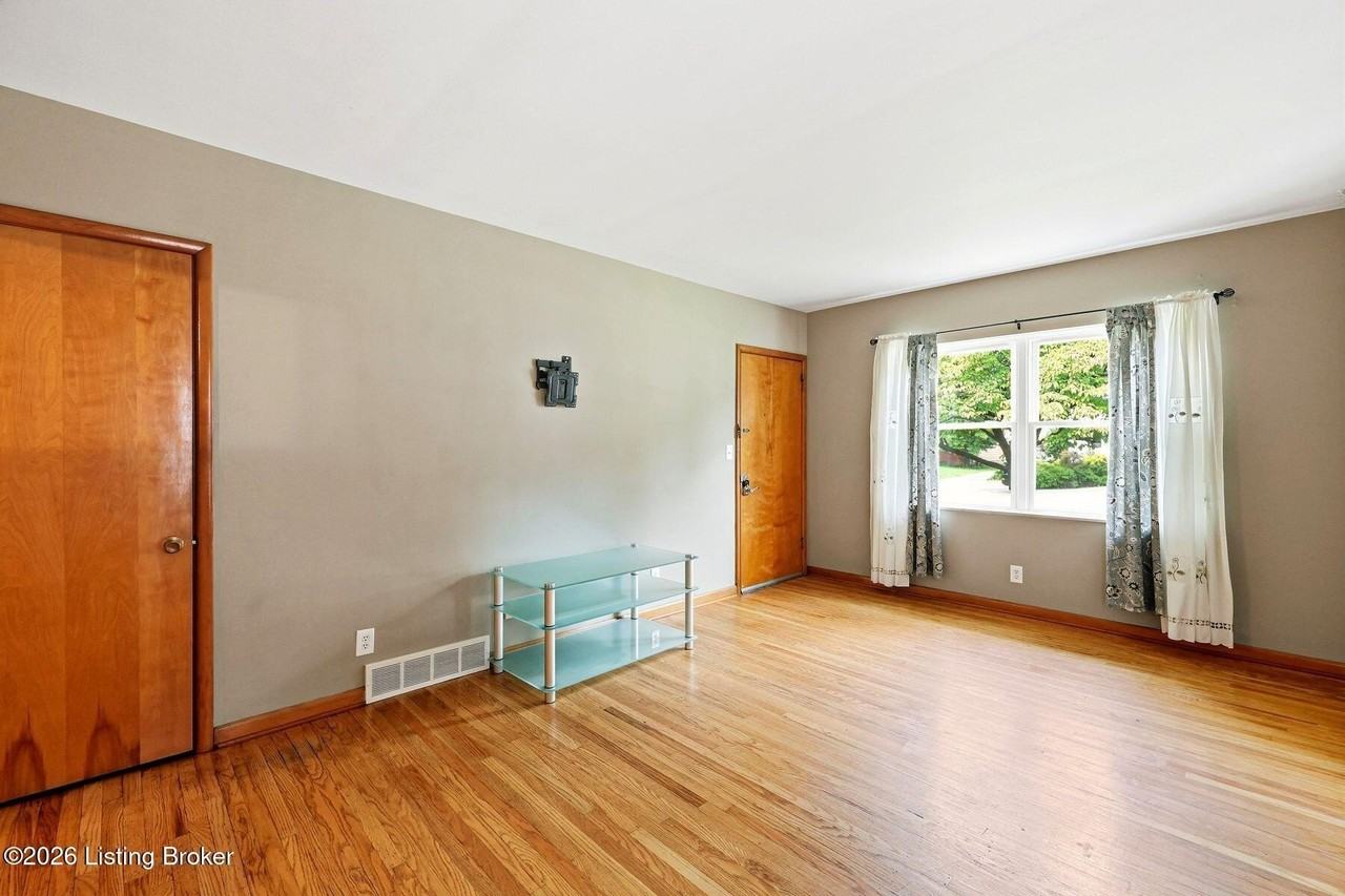 119 Mcarthur Dr #1 - Photo 3 of 17