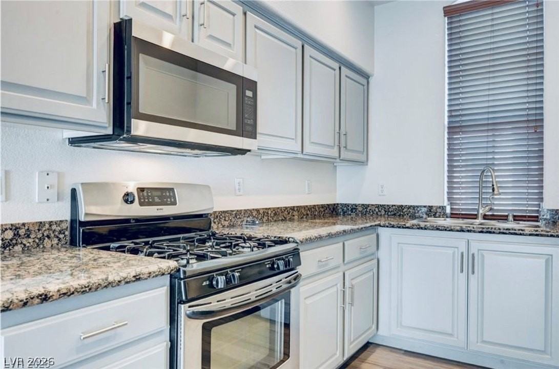 128 Tilbury Ave - Photo 6 of 23
