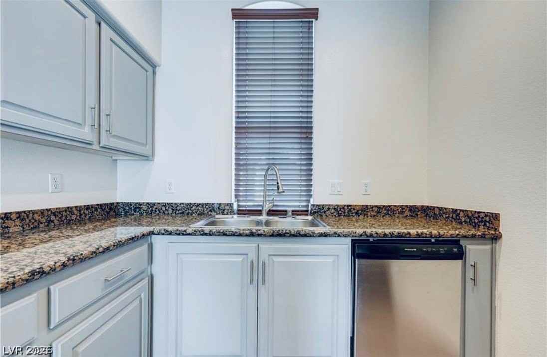 128 Tilbury Ave - Photo 7 of 23