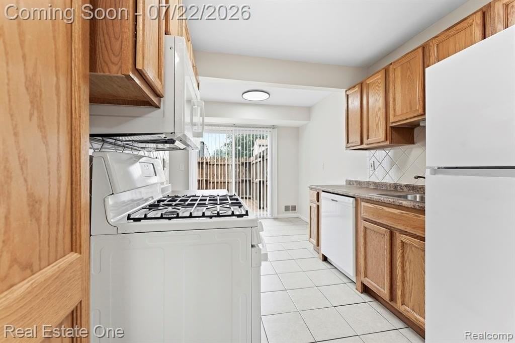 15588 Dupage Blvd - Photo 4 of 16