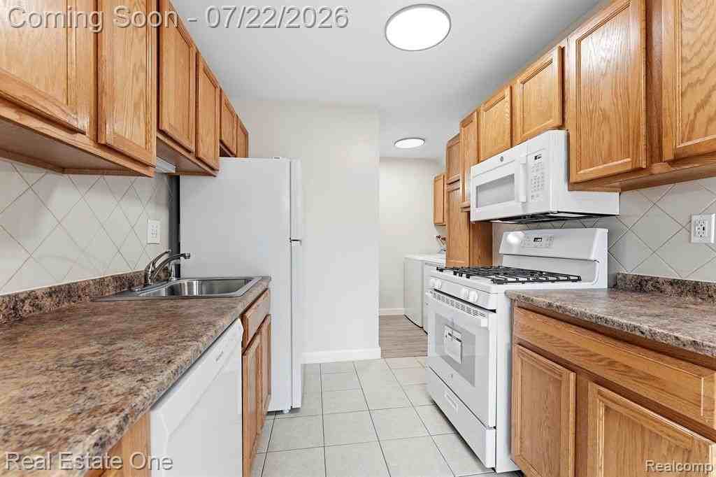 15588 Dupage Blvd - Photo 6 of 16