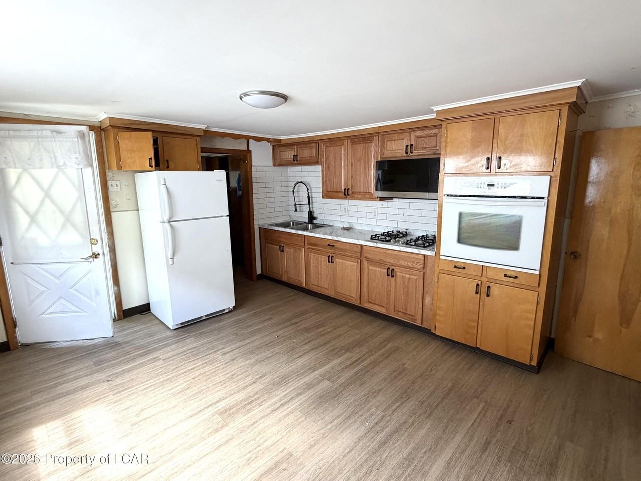 326 W Main St - Photo 4 of 11