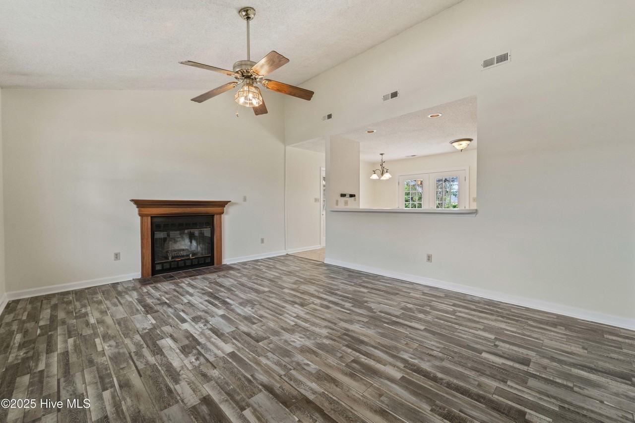 502 Nutfield Dr - Photo 3 of 15