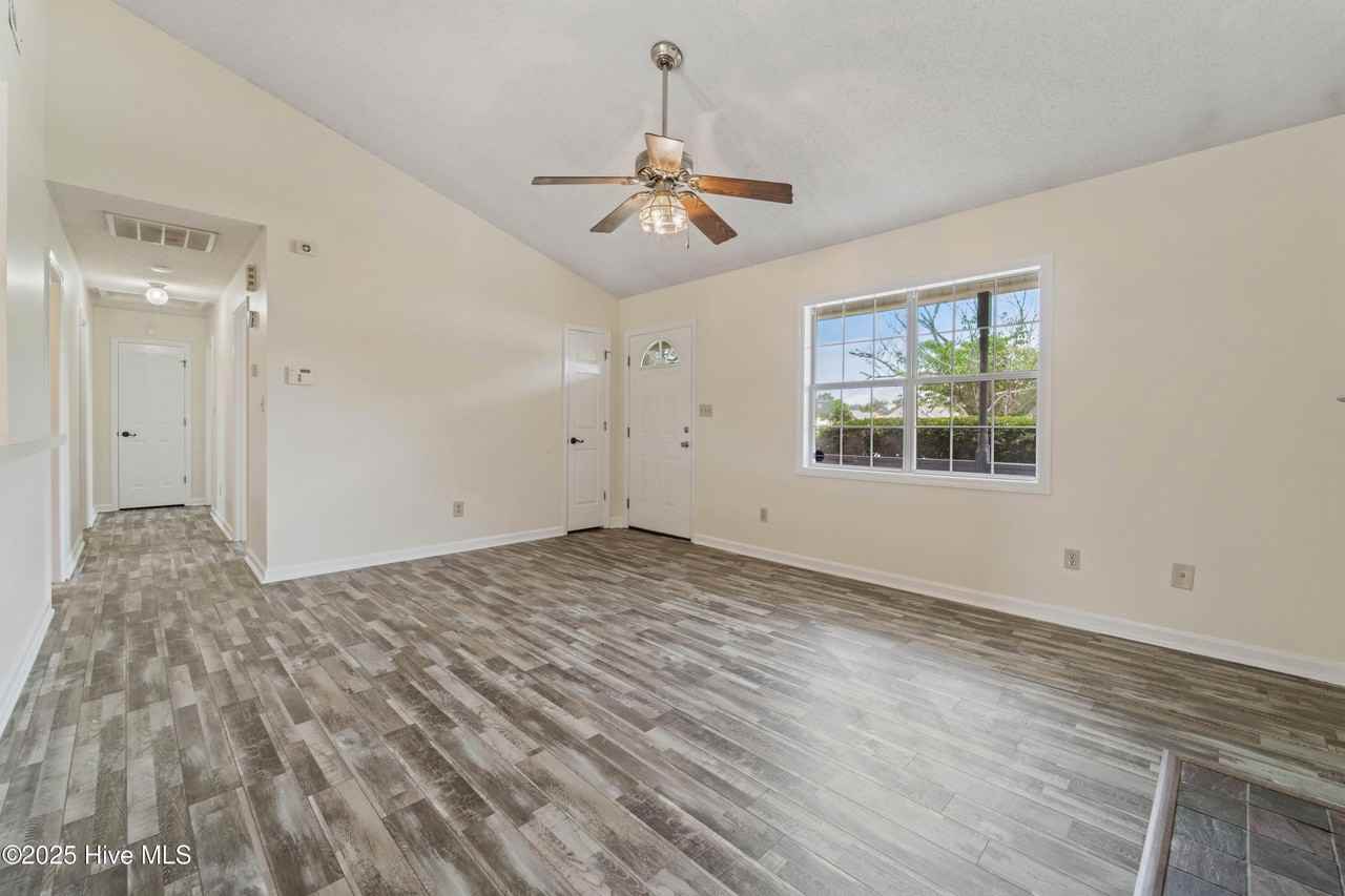 502 Nutfield Dr - Photo 4 of 15