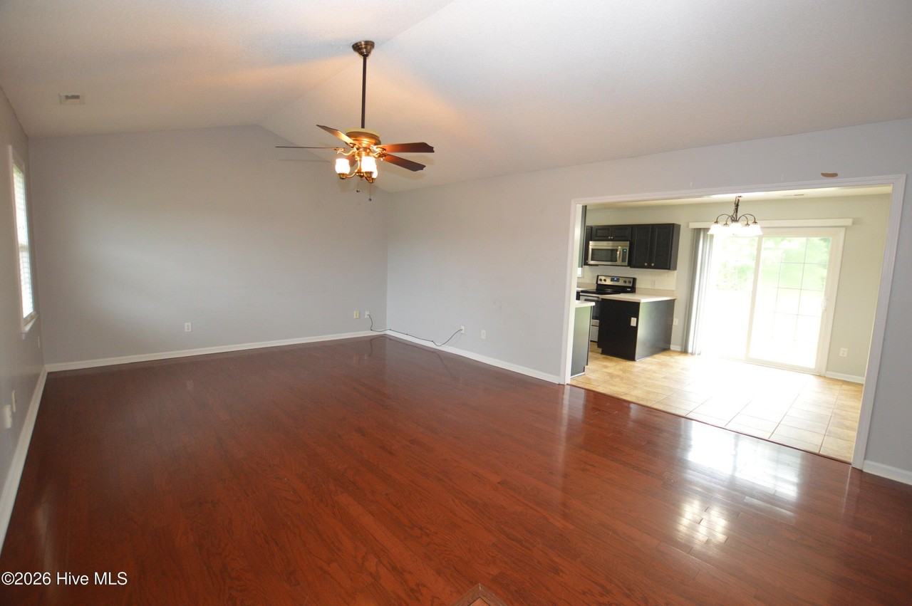 107 Esquire Dr - Photo 2 of 25