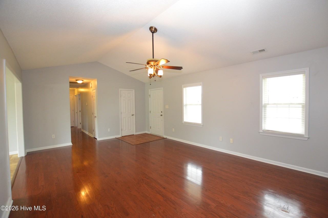 107 Esquire Dr - Photo 3 of 25