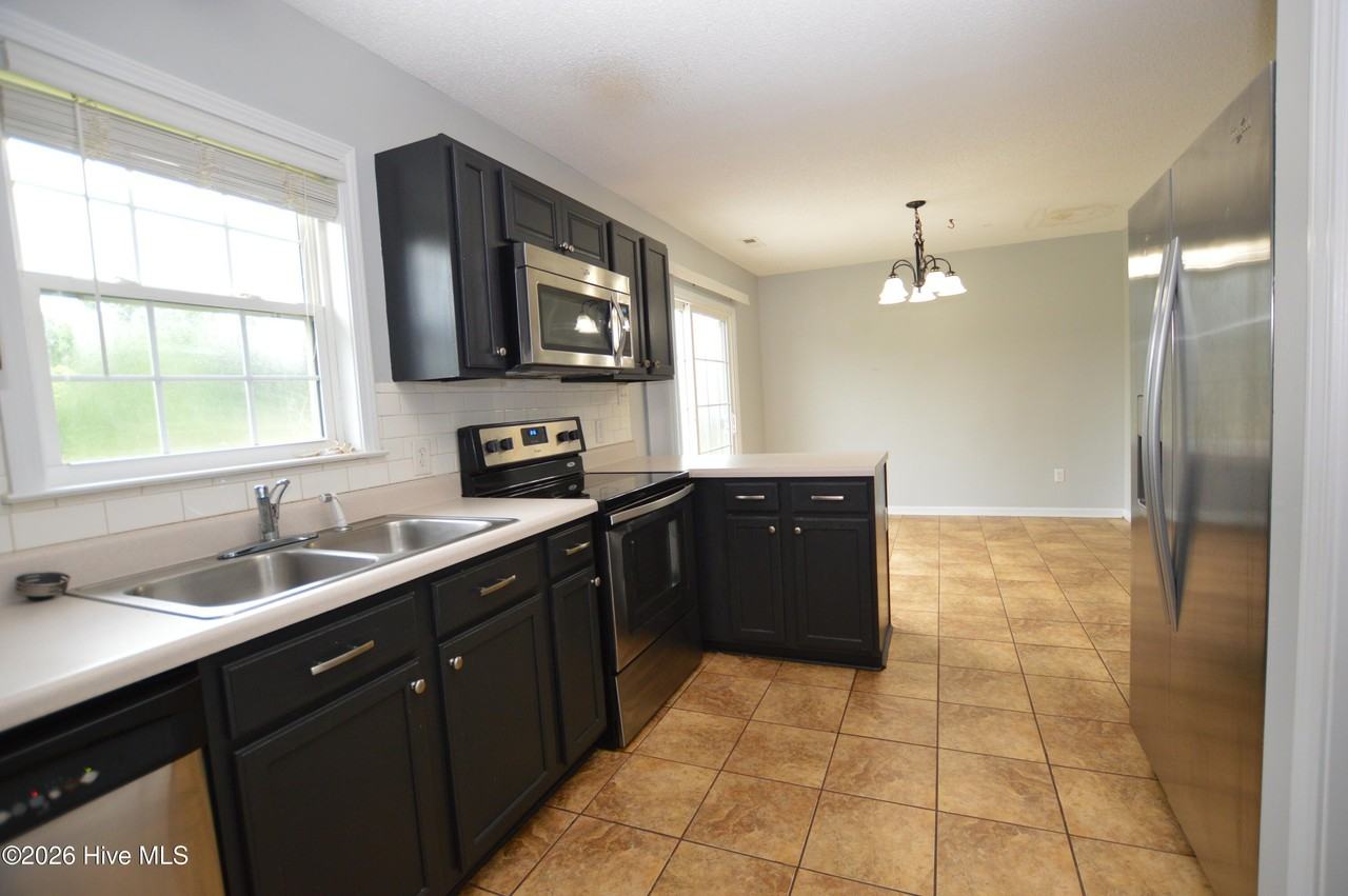 107 Esquire Dr - Photo 7 of 25
