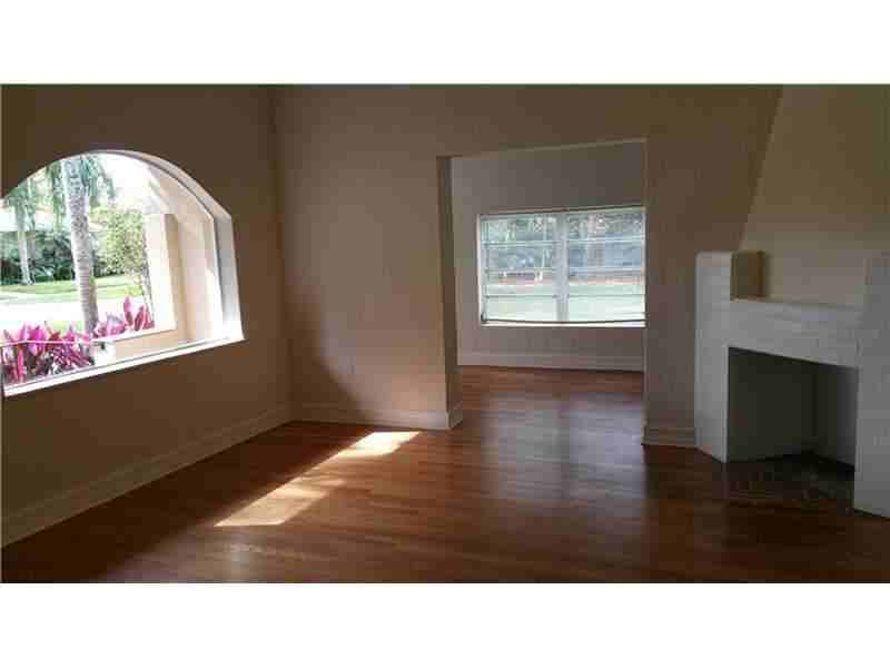 225 NE 105th St - Photo 2 of 3