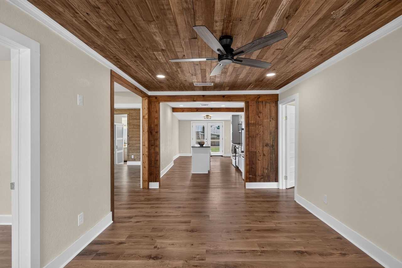 1109 Hickory St - Photo 4 of 30