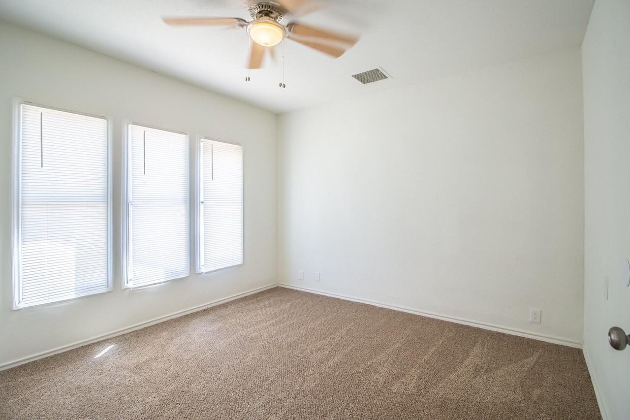 950 W Lynn St - Photo 5 of 22