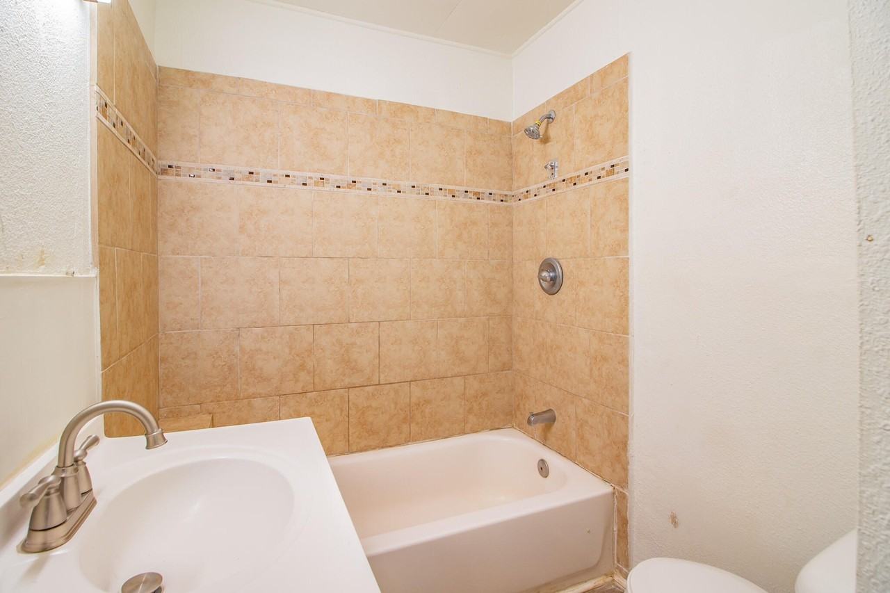 305 E Lubbock St - Photo 5 of 14