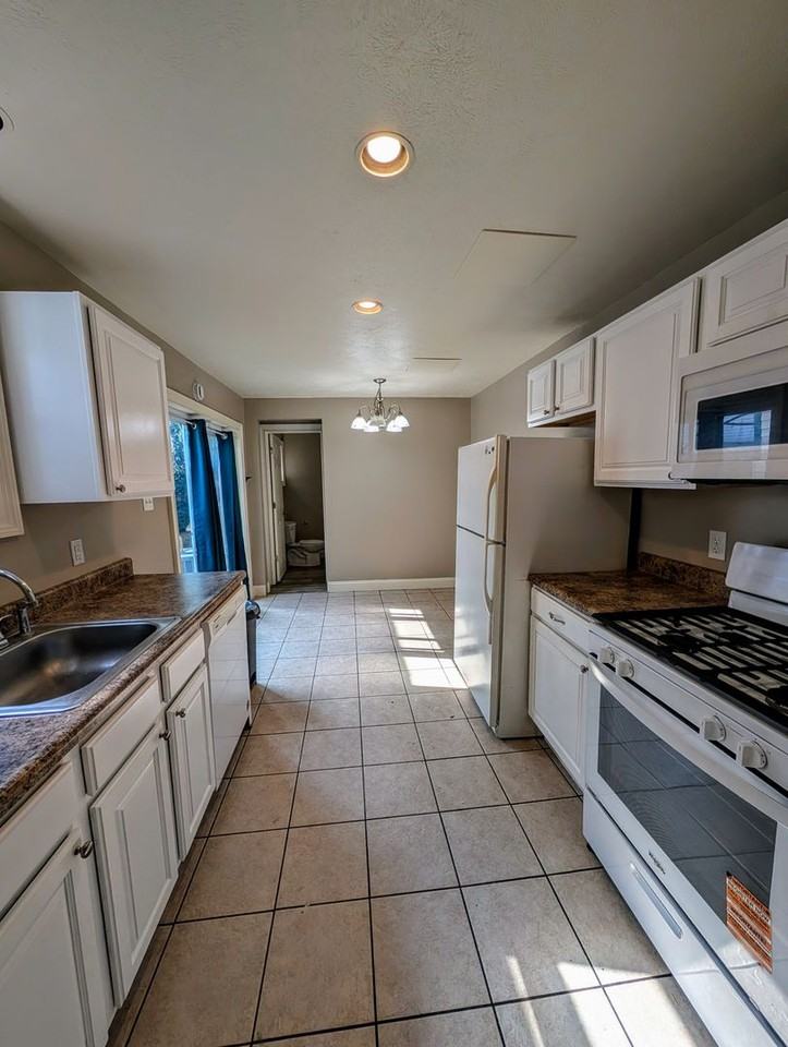 1812 Jane St - Photo 4 of 14