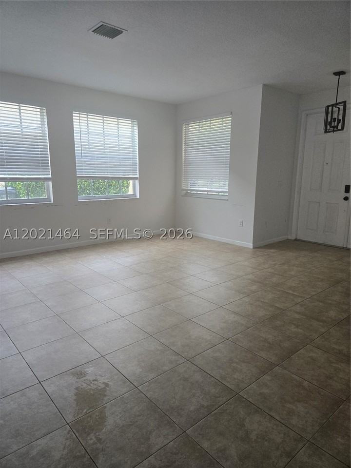 2221 Sloane Pl - Photo 3 of 8