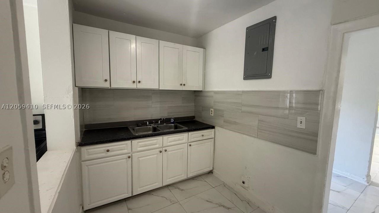 836 Nw 29th Ter - Photo 7 of 9