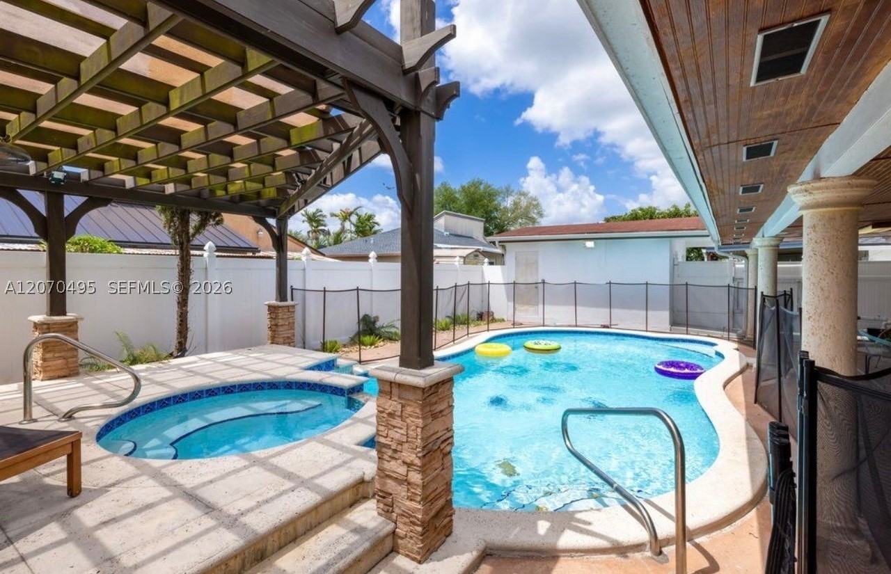 12440 Sw 207th Ter - Photo 2 of 28